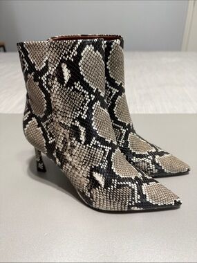 BCBGMAXAZRIA Pia Snakeskin Neutral Leather Pointed Toe Ankle Heel Booties 7